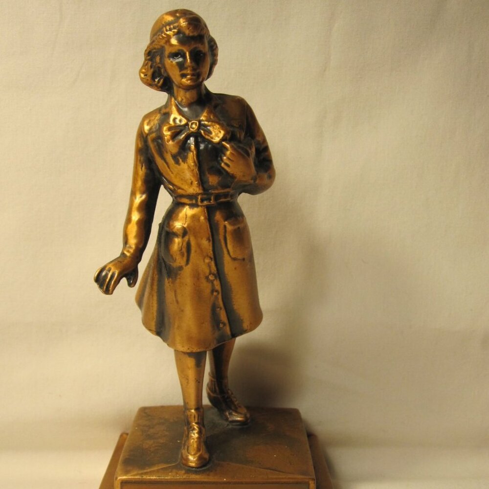 1953 Marjorie Daingerfield staute: Girl Scouts USA - Bronze Trophy w/ Blank Name